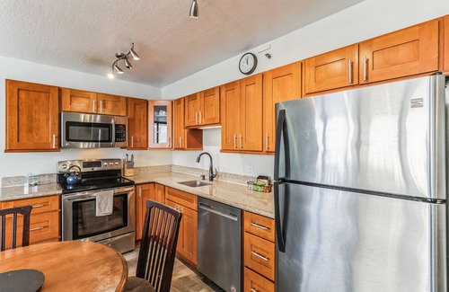 Diamond Head - Kapahulu - St. Louis Condo | 31st-Floor Oceanview Oasis | Steps to Waikiki Beach with Full Kitchen and Free Parking