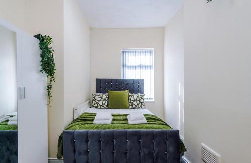 Clayton House | 32-Chic 3-Bedroom Home, Perfect for Family and Groups, Sleeps 8, Near Coop Live Arena and Etihad Stadium