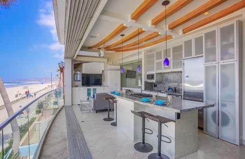 Mission Beach Condo | 32' Ocean Views, Rooftop Fire Pit & Modern Beach Living in Mission Beach – Liquid Blue 2