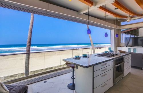 Mission Beach Condo | 32' Ocean Views, Rooftop Fire Pit & Modern Beach Living in Mission Beach – Liquid Blue 2