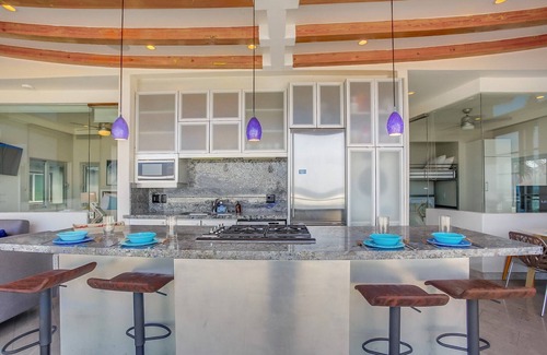 Mission Beach Condo | 32' Ocean Views, Rooftop Fire Pit & Modern Beach Living in Mission Beach – Liquid Blue 2