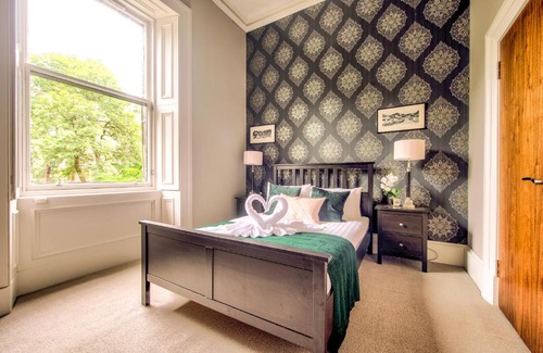 North West Apartment | 32 Victoria Crescent Road