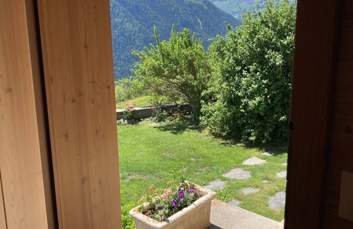 Montvalezan Ski Chalet | 320 m² luxury South-exposed chalet sleeps 22/12/9: sauna, garden, views, parking