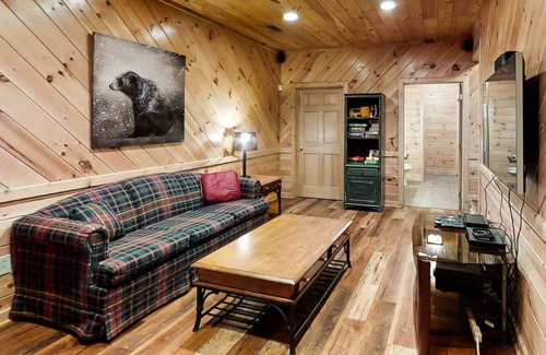 Gatlinburg - Pigeon Forge Cabin | 323 m² Cabin ∙ 5 bedrooms ∙ 14 guests