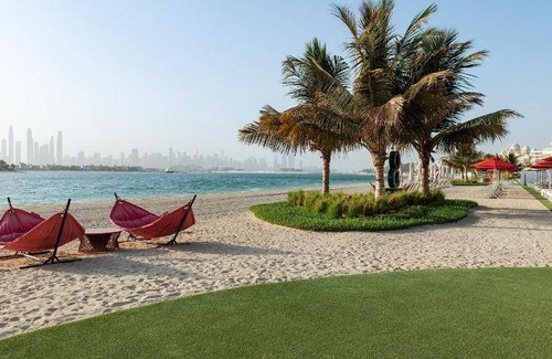 Palm Jumeirah Hotel | 325 m² Hotel ∙ 2 bedrooms ∙ 127 guests