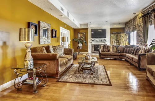 Read Boulevard East House | 325 m² House ∙ 3 bedrooms ∙ 6 guests