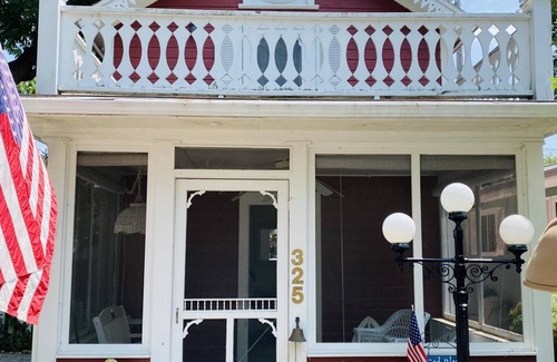 Lakeside Cottage | 325 Sycamore Charming two bedroom cottage in Lakeside!