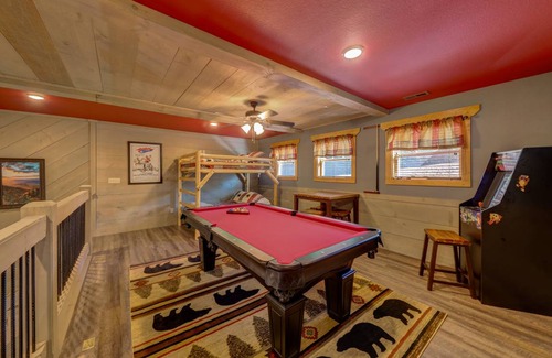 Gatlinburg Cabin | 326 m² Cabin ∙ 3 bedrooms ∙ 10 guests