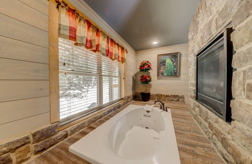Gatlinburg Cabin | 326 m² Cabin ∙ 3 bedrooms ∙ 10 guests