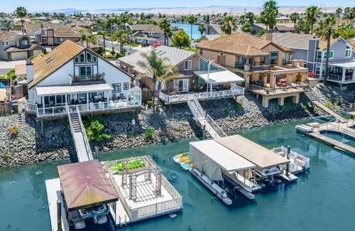 Discovery Bay House | 326 m² House ∙ 5 bedrooms ∙ 12 guests