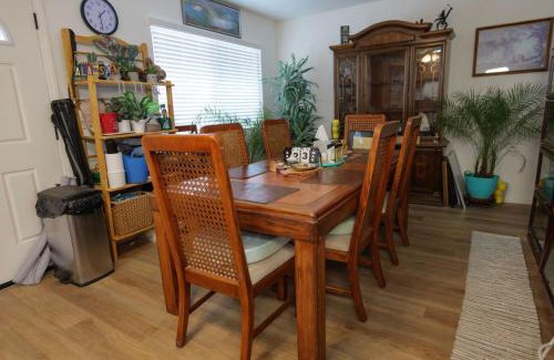 Sunrise Manor House | 328 Close to the strip