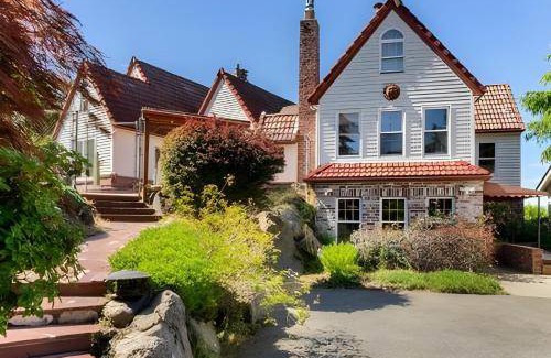 Tacoma House | 328 m² House ∙ 5 bedrooms ∙ 12 guests