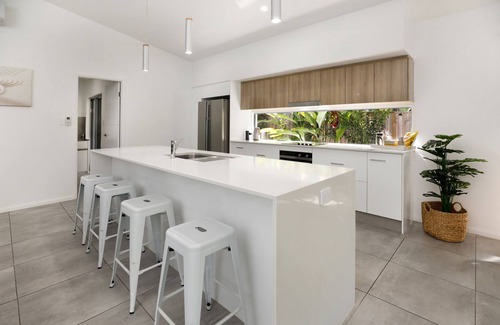 Palm Cove House | 32c continuously heated pool 300m to beach Seaside@PalmCove