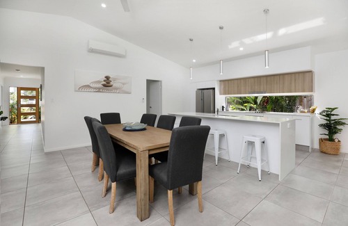 Palm Cove House | 32c continuously heated pool 300m to beach Seaside@PalmCove