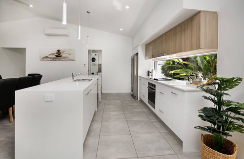 Palm Cove House | 32c continuously heated pool 300m to beach Seaside@PalmCove