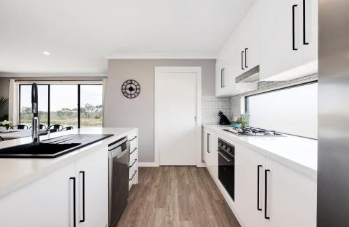 Seymour House | 33 Jefferson Court, Wellington East