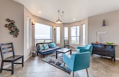 Gold Beach House | 330 m² House ∙ 4 bedrooms ∙ 6 guests