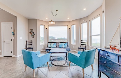 Gold Beach House | 330 m² House ∙ 4 bedrooms ∙ 6 guests