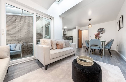 Wolverhampton House | 333168kskmdwdfef dn