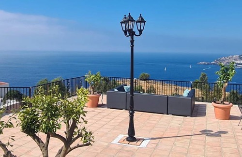 Almunecar Villa | 334 m² Villa ∙ 7 bedrooms ∙ 15 guests