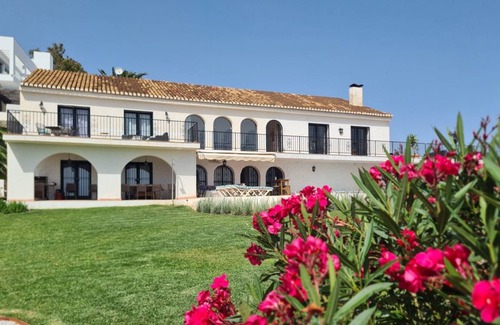 Almunecar Villa | 334 m² Villa ∙ 7 bedrooms ∙ 15 guests