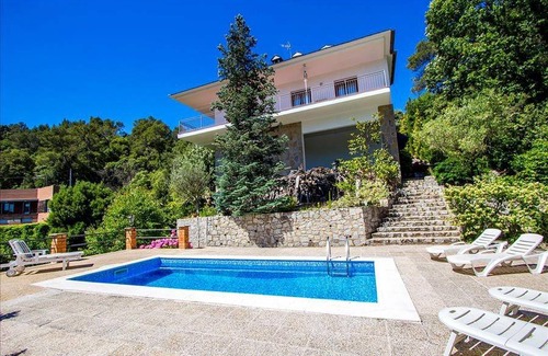Castellar del Valles Villa | 340 m² Villa ∙ 5 bedrooms ∙ 8 guests