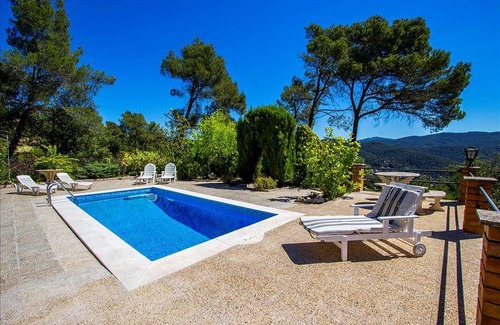 Castellar del Valles Villa | 340 m² Villa ∙ 5 bedrooms ∙ 8 guests