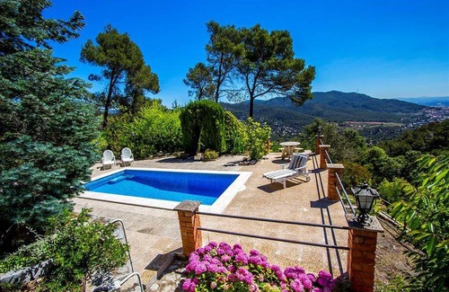 Castellar del Valles Villa | 340 m² Villa ∙ 5 bedrooms ∙ 8 guests