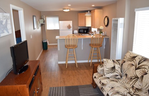 Downtown Cabin | 345 Hinds: 2 BR, 1 BA Cabin/Bungalow in Pismo Beach, Sleeps 4
