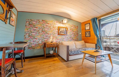 Bassins a Flot Boat Rental | 35 m² Houseboat ∙ 1 bedroom ∙ 2 guests