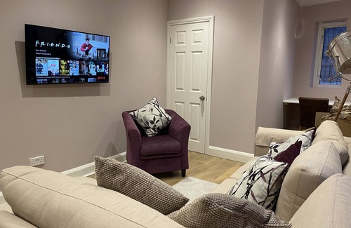 Sutton Apartment | 35 min from London Victoria/2-Bedrooms Flat in the Heart of Cheam Village