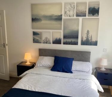 Tottenham House | 35 mins to central London. 3 bedrooms. 2 bathrooms with garden