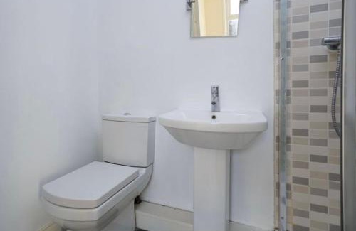 Tottenham House | 35 mins to central London. 3 bedrooms. 2 bathrooms with garden
