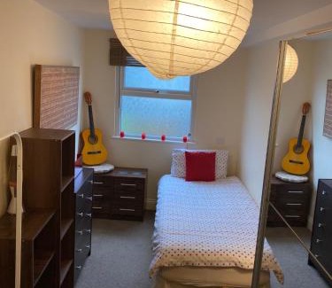 Tottenham House | 35 mins to central London. 3 bedrooms. 2 bathrooms with garden