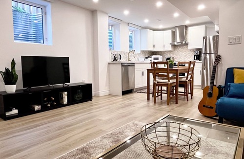 Newmarket Apartment | 35%OFF! Winter Comfort Oasis-Bright &Spacious,Parking,Prime Location FastWi-Fi!