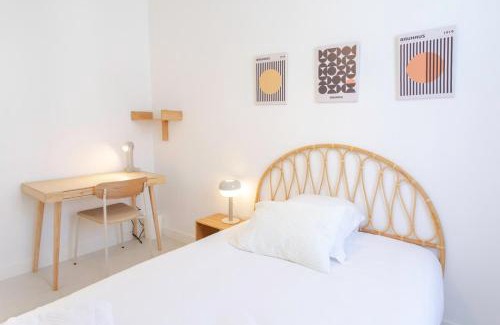 La Madeleine Apartment | #35 Suite Carlone 5min from the beach AC & Terrace