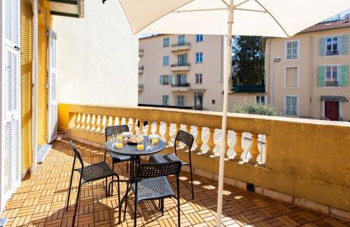 La Madeleine Apartment | #35 Suite Carlone 5min from the beach AC & Terrace