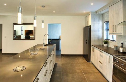 Calypso Beach House | 350 m² House ∙ 5 bedrooms ∙ 8 guests