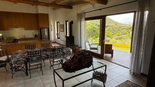 Barrydale Villa | 350 m² Villa ∙ 3 bedrooms ∙ 6 guests