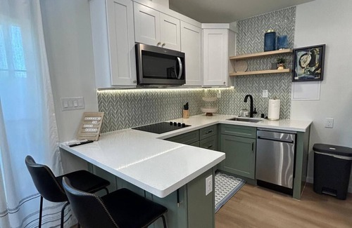 Ontario Apartment | 3500 FREE BREAKFAST, FURNISHED Utilities INCLUDED, High Ceilings, Mountain views