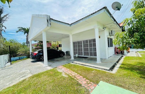 Taman Rakyat House | 3500 m² Bungalow ∙ 8 bedrooms ∙ 30 guests