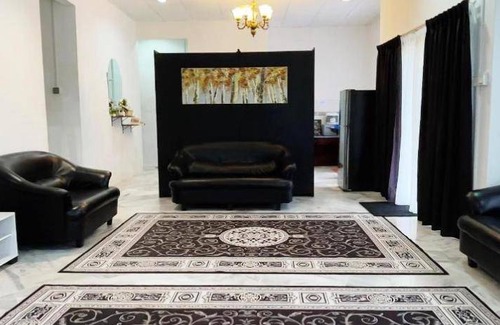 Taman Rakyat House | 3500 m² Bungalow ∙ 8 bedrooms ∙ 30 guests