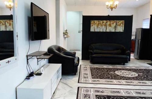Taman Rakyat House | 3500 m² Bungalow ∙ 8 bedrooms ∙ 30 guests
