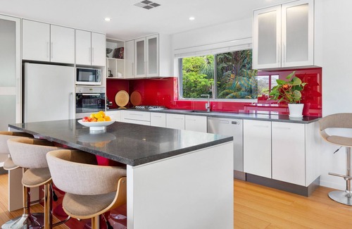 Sunshine Beach House | 350m to ocean | 600m to shops/restaurants | 4 BR | 3.5 bath | A/C | Wi-Fi