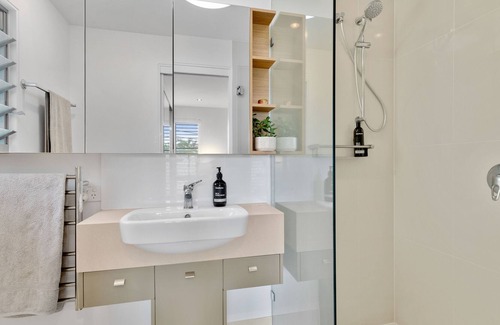 Sunshine Beach House | 350m to ocean | 600m to shops/restaurants | 4 BR | 3.5 bath | A/C | Wi-Fi