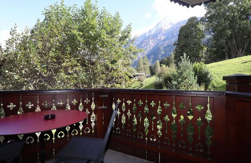 Les Houches Apartment | 35sqm apartment near ski slopes, pool, pets allowed