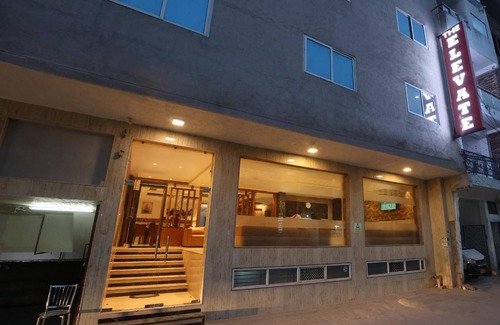 Aerocity Hotel | 36 m² Hotel ∙ 2 bedrooms ∙ 11 guests