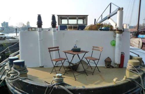 Eastern Docklands Boat Rental | 36 m² Houseboat ∙ 2 bedrooms ∙ 4 guests