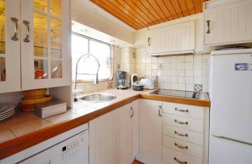 Eastern Docklands Boat Rental | 36 m² Houseboat ∙ 2 bedrooms ∙ 4 guests