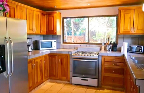 Esterillos House | 360 DEGREE VIEWS OF MOUNTAINS AND THE OCEAN! MINUTES TO THE BEACH!